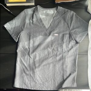 FIGS Women One Pocket Catarina Gray V-Neck Shirt Large